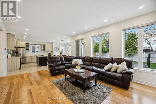 104 Sharpe Crescent, New Tecumseth, ON - Indoor Photo Showing Living Room