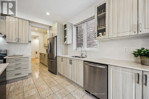 104 Sharpe Crescent, New Tecumseth, ON - Indoor Photo Showing Kitchen With Stainless Steel Kitchen With Double Sink With Upgraded Kitchen