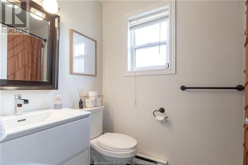 817 Bernard St, Dieppe, NB - Indoor Photo Showing Bathroom