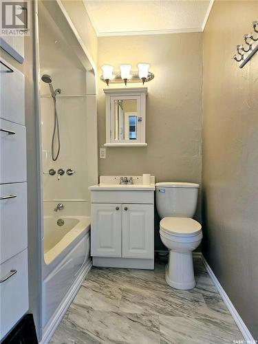 336 7Th Avenue Nw, Swift Current, SK - Indoor Photo Showing Bathroom
