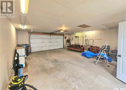 336 7Th Avenue Nw, Swift Current, SK - Indoor Photo Showing Garage
