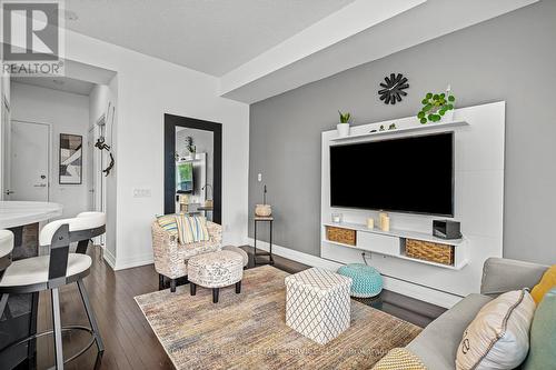 604 - 25 Carlton Street, Toronto, ON - Indoor Photo Showing Living Room