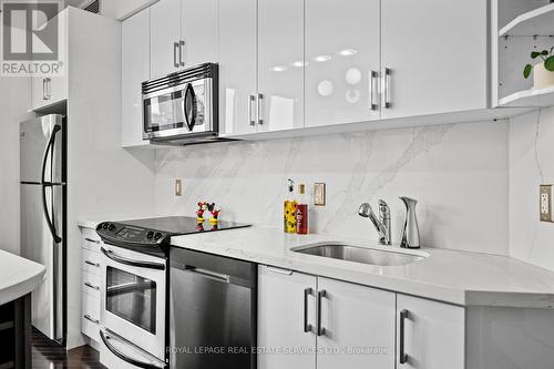 604 - 25 Carlton Street, Toronto, ON - Indoor Photo Showing Kitchen With Upgraded Kitchen
