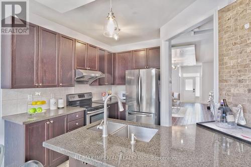 11 Silkgrove Terrace N, Markham, ON - Indoor Photo Showing Kitchen With Upgraded Kitchen