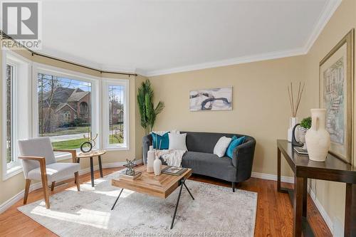 2220 Edgemore, Lasalle, ON - Indoor Photo Showing Living Room