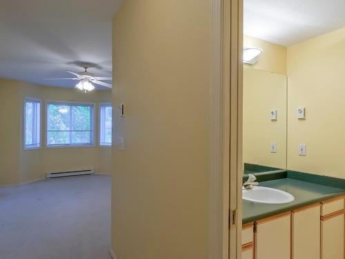 106-680 Doyle Avenue, Kelowna, BC - Indoor Photo Showing Bathroom