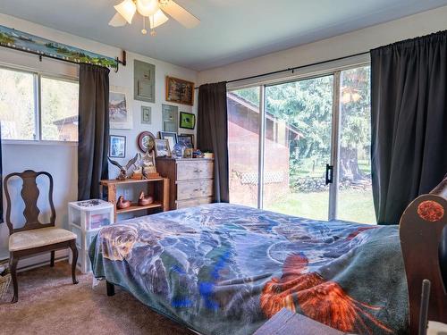 5301(2-10)-5317-5323-5327 Prosh Frontage Road, Malakwa, BC - Indoor Photo Showing Bedroom