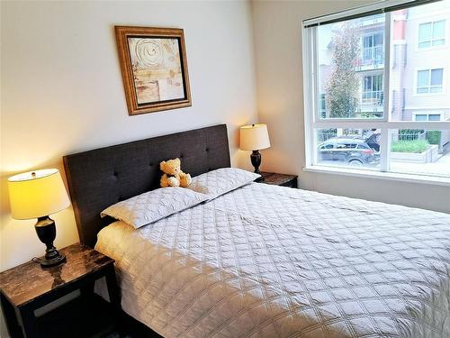 217-1089 Sunset Drive, Kelowna, BC - Indoor Photo Showing Bedroom