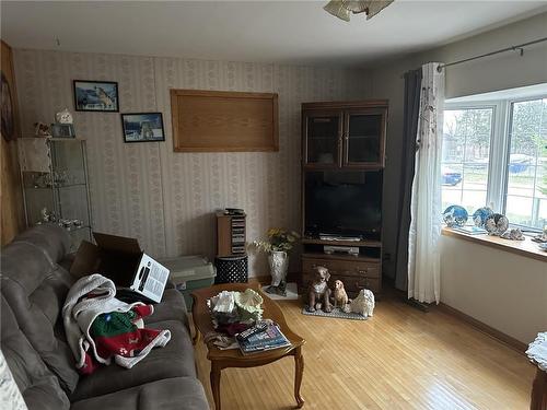 1400 1St Street N, Swan River, MB - Indoor Photo Showing Living Room