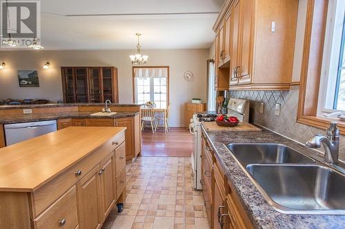25 Lighthouse Point Dr, Thessalon, ON - Indoor Photo Showing Kitchen With Double Sink