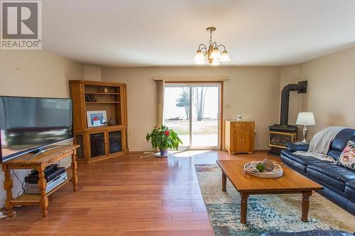 25 Lighthouse Point Dr, Thessalon, ON - Indoor Photo Showing Living Room