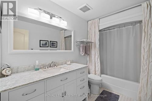 251 Foxridge Drive, Hamilton, ON - Indoor Photo Showing Bathroom