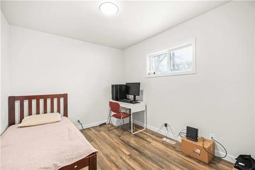 220 Bredin Drive, Winnipeg, MB - Indoor Photo Showing Bedroom