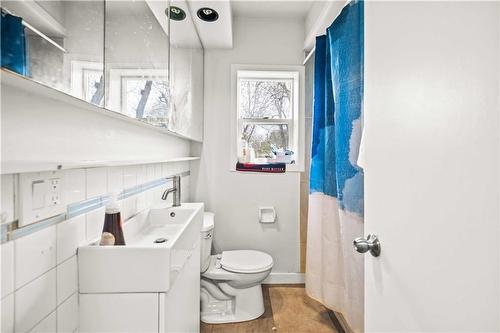 220 Bredin Drive, Winnipeg, MB - Indoor Photo Showing Bathroom