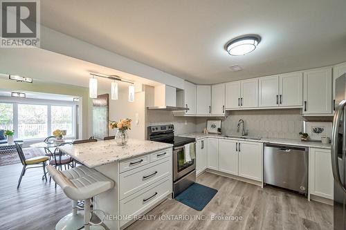 3438 Enniskillen Circle, Mississauga, ON - Indoor Photo Showing Kitchen With Upgraded Kitchen