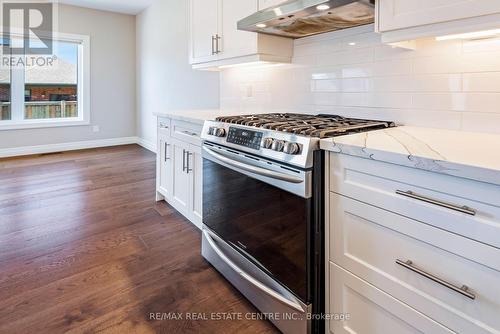 23 Carriage Crossing, Mapleton, ON - Indoor Photo Showing Kitchen With Upgraded Kitchen