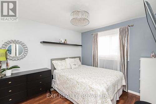 61 Lawnhurst Drive, Hamilton, ON - Indoor Photo Showing Bedroom