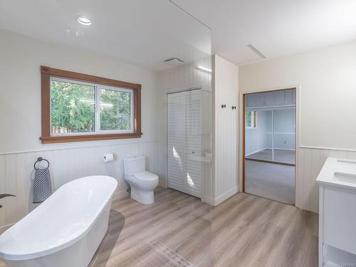 7403 Island Hwy South, Fanny Bay, BC - Indoor Photo Showing Bathroom