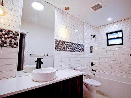 1016 North Park St, Victoria, BC - Indoor Photo Showing Bathroom