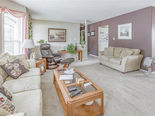 245 Laurence Park Way, Nanaimo, BC - Indoor Photo Showing Living Room