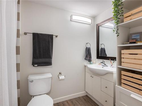 776/778 Royal Oak Ave, Saanich, BC - Indoor Photo Showing Bathroom