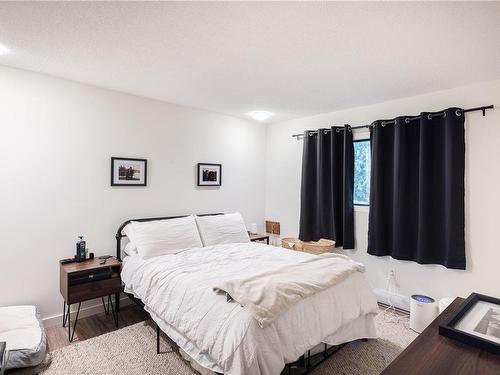 776/778 Royal Oak Ave, Saanich, BC - Indoor Photo Showing Bedroom