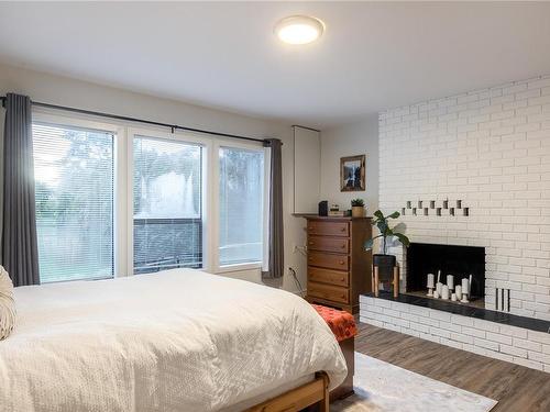 776/778 Royal Oak Ave, Saanich, BC - Indoor Photo Showing Bedroom