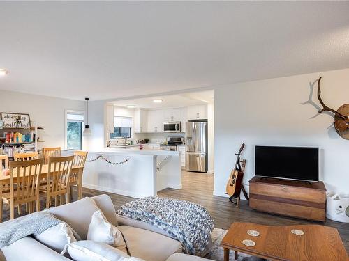 776/778 Royal Oak Ave, Saanich, BC - Indoor Photo Showing Living Room