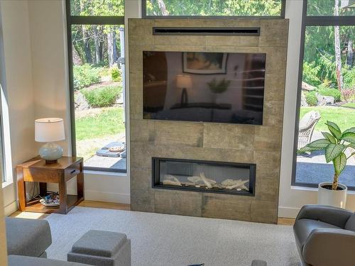 270 Crestline Terr, Nanaimo, BC - Indoor Photo Showing Living Room With Fireplace