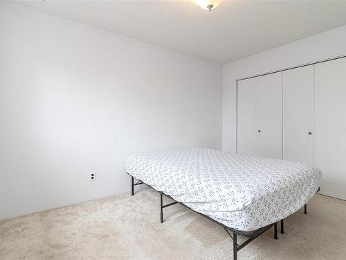 29-840 Craigflower Rd, Esquimalt, BC - Indoor Photo Showing Bedroom