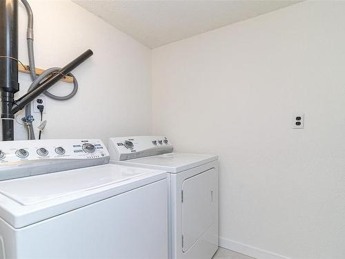 29-840 Craigflower Rd, Esquimalt, BC - Indoor Photo Showing Laundry Room
