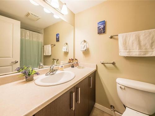 204-1600 Caspers Way, Nanaimo, BC - Indoor Photo Showing Bathroom