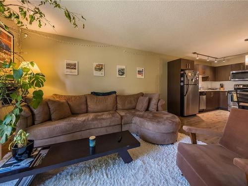 204-1600 Caspers Way, Nanaimo, BC - Indoor Photo Showing Living Room