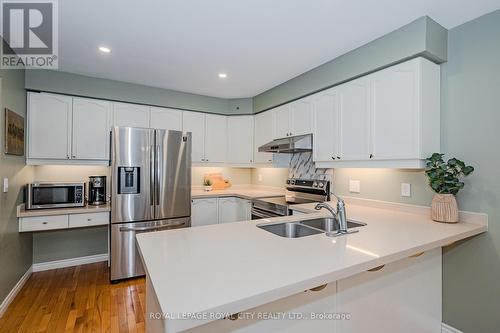 18 Carrington Place, Guelph, ON - Indoor Photo Showing Kitchen With Double Sink With Upgraded Kitchen