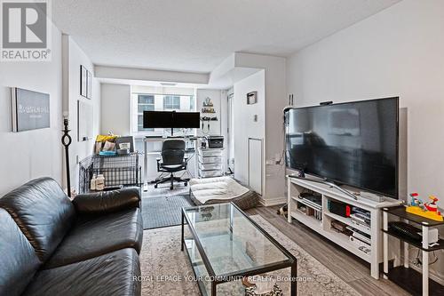 #307 -140 Simcoe St, Toronto, ON - Indoor Photo Showing Living Room