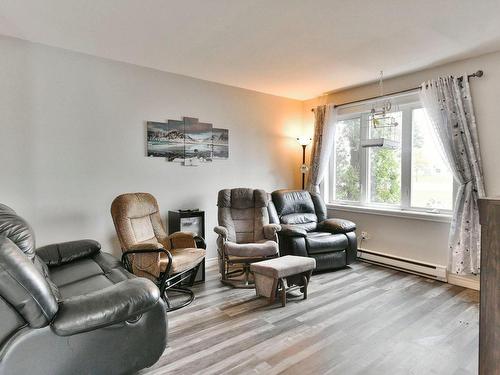 Living room - 180  - 182 Mtée Gagnon, Bois-Des-Filion, QC - Indoor Photo Showing Living Room