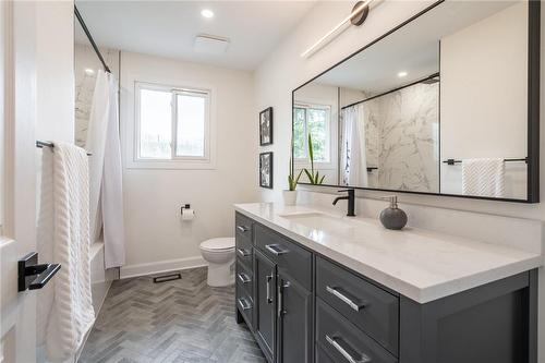 2451 Overton Drive, Burlington, ON - Indoor Photo Showing Bathroom