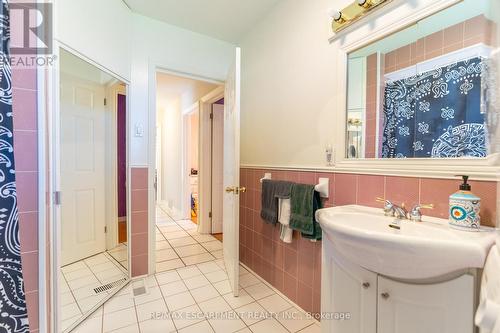 1008 Upper Wellington Street, Hamilton, ON - Indoor Photo Showing Bathroom