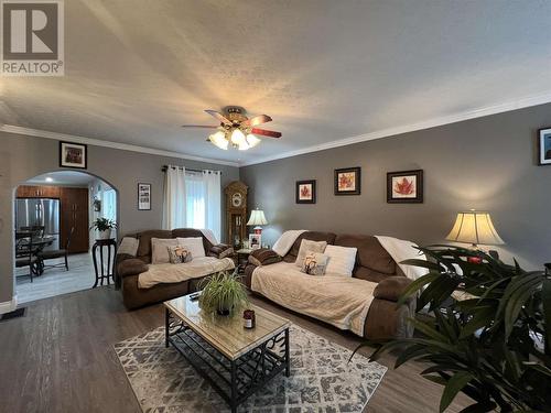 100 Spruce St N, Timmins, ON - Indoor Photo Showing Living Room