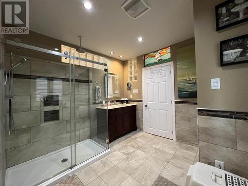 100 Spruce St N, Timmins, ON - Indoor Photo Showing Bathroom