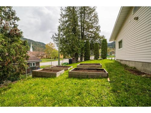 324 Richards Street   W, Nelson, BC - Outdoor With Backyard