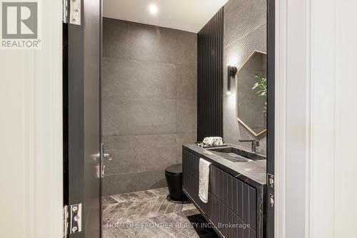 44 Alexandra Boulevard, Toronto, ON - Indoor Photo Showing Bathroom