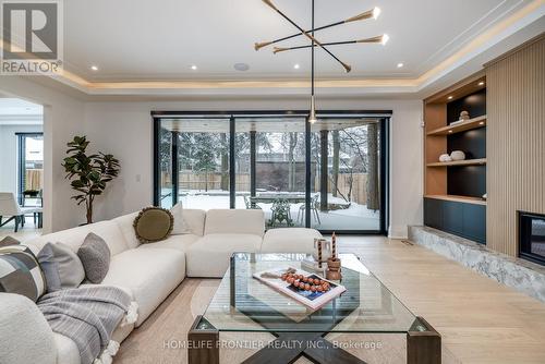 44 Alexandra Boulevard, Toronto, ON - Indoor Photo Showing Living Room