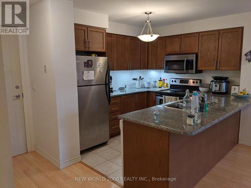 212 - 18 Harding Boulevard, Richmond Hill, ON - Indoor Photo Showing Kitchen With Double Sink