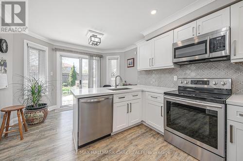 18 Brown Street, Barrie, ON - Indoor Photo Showing Kitchen With Upgraded Kitchen