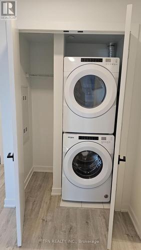 705 - 327 King Street W, Toronto, ON - Indoor Photo Showing Laundry Room