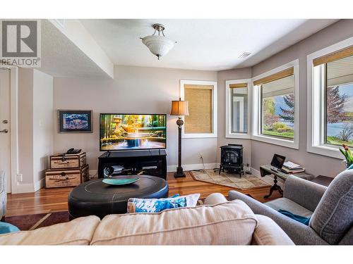 2103 Mary Hansen Place, Revelstoke, BC - Indoor Photo Showing Living Room