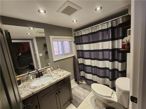 143 Homewood Avenue, Hamilton, ON - Indoor Photo Showing Bathroom