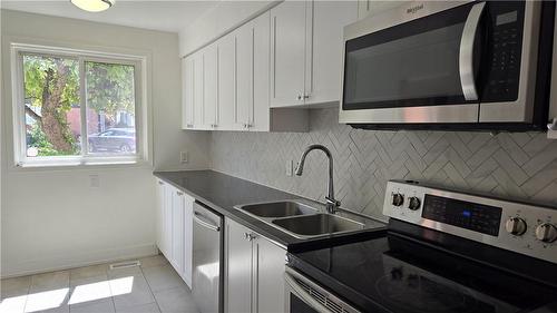 77 Linwell Road|Unit #27, St. Catharines, ON - Indoor Photo Showing Kitchen With Double Sink With Upgraded Kitchen