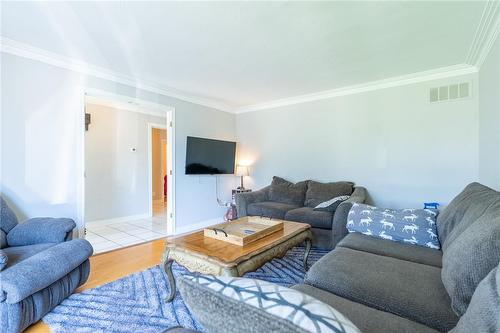 1008 Upper Wellington Street, Hamilton, ON - Indoor Photo Showing Living Room